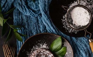 Jak zrobić czekoladowy „lava cake” - pyszne ciasto z płynnym środkiem? Zobacz przepis!