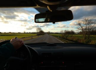 Gdzie jest sterownik centralnego zamka Renault Scenic?