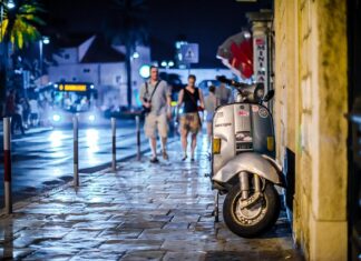 Czy można jeździć skuterem w deszczu?