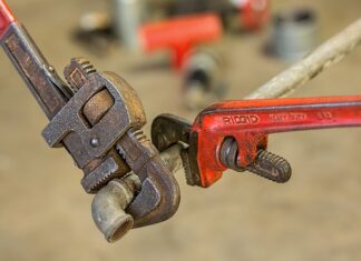 Z jakim momentem dokręcać świece zapłonowe?