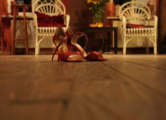 Czego brakuje jak pękają pięty?