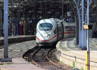 Czym odtłuścić płytkę paznokcia przed hybryda?